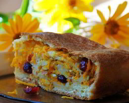 Морковный рулет с миндалем, клюквой и кардамоном