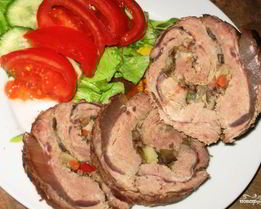 Мясной рулет, фаршированный овощами
