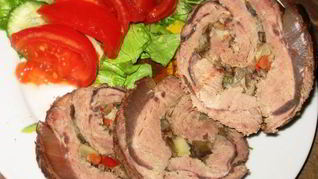 Мясной рулет, фаршированный овощами