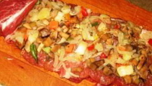 мясной рулет, фаршированный овощами