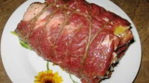 мясной рулет, фаршированный овощами