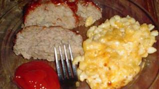 Мясной рулет и макароны с сыром