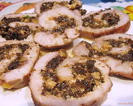 Мясной рулет с черносливом и сыром