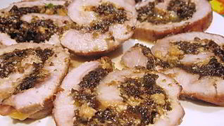 Мясной рулет с черносливом и сыром