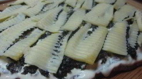 мясной рулет с черносливом и сыром