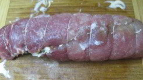 мясной рулет с черносливом и сыром