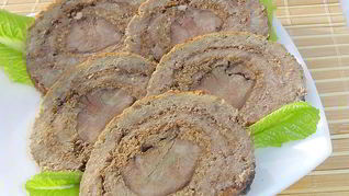 Мясной рулет с языком и орехами