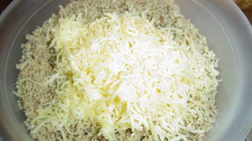 мясной рулет с языком и орехами