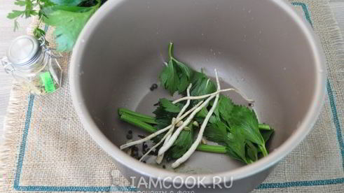 пряный рулет с сельдереем в мультиварке-скороварке