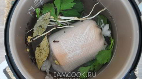 пряный рулет с сельдереем в мультиварке-скороварке