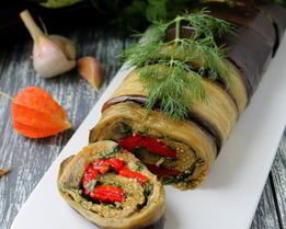Рулет из баклажанов и запеченного перца
