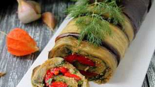 Рулет из баклажанов и запеченного перца