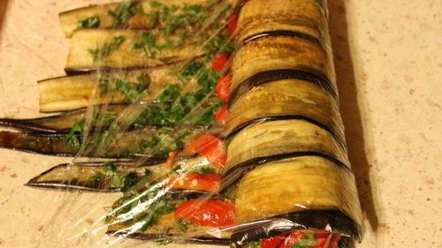 рулет из баклажанов и запеченного перца