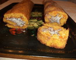 Рулет из бисквитно-тыквенного теста с творожной начинкой