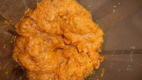 рулет из бисквитно-тыквенного теста с творожной начинкой