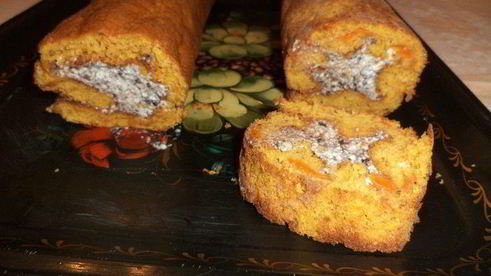 рулет из бисквитно-тыквенного теста с творожной начинкой