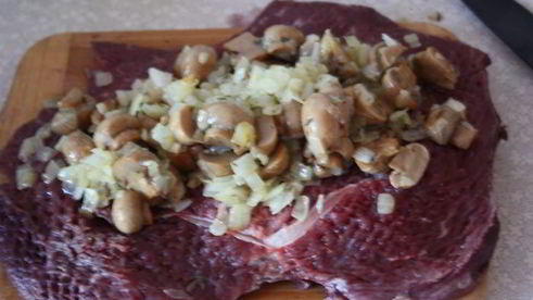 рулет из говядины с грибами