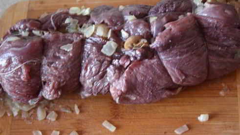 рулет из говядины с грибами