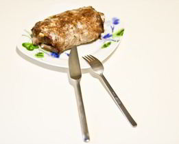 Рулет из говядины с начинкой из бекона и яйца