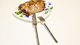 Рулет из говядины с начинкой из бекона и яйца