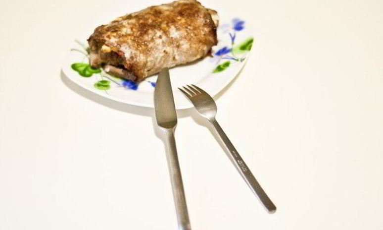 Рецепт рулета из говядины с начинкой из бекона и яйца