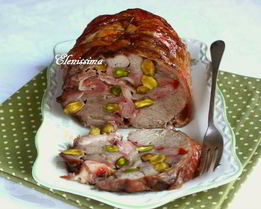 Рулет из индейки с фисташками