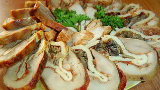 Рулет из курицы с омлетом и грибами