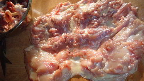 рулет из курицы с омлетом и грибами