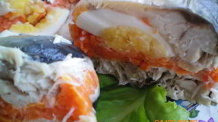 Рулет из скумбрии с морковью и яйцом