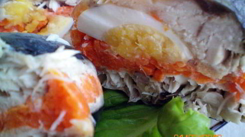 рулет из скумбрии с морковью и яйцом