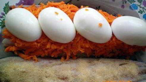 рулет из скумбрии с морковью и яйцом