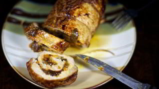 Рулет из свинины с овощами