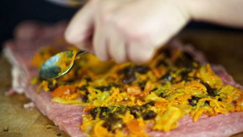 рулет из свинины с овощами