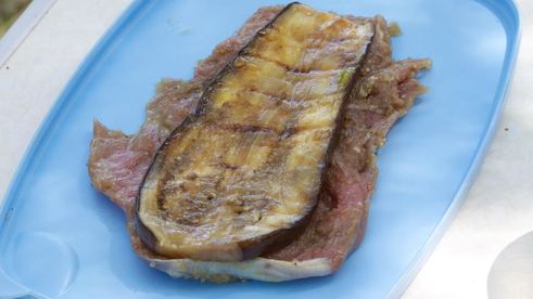 рулет из телятины и баклажана