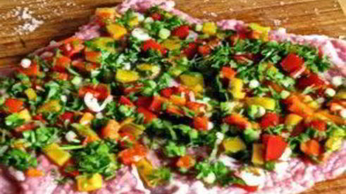 рулет из телятины с перцем и зеленью