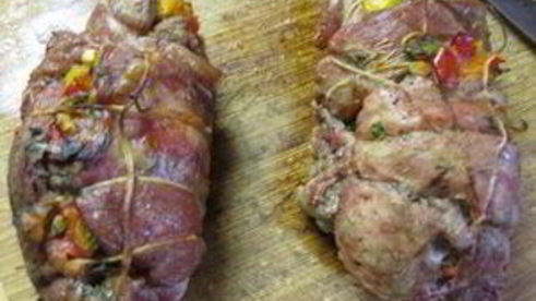 рулет из телятины с перцем и зеленью