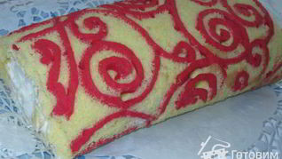 Рулет с декоративным украшением