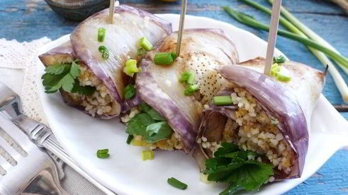 рулетики из баклажанов с кускусом и курагой