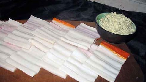 рулетики из крабовых палочек с сыром