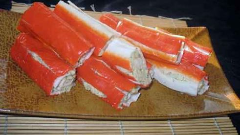 рулетики из крабовых палочек с сыром