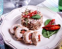 Рулетики из куриного филе с сыром, шпинатом и вялеными томатами