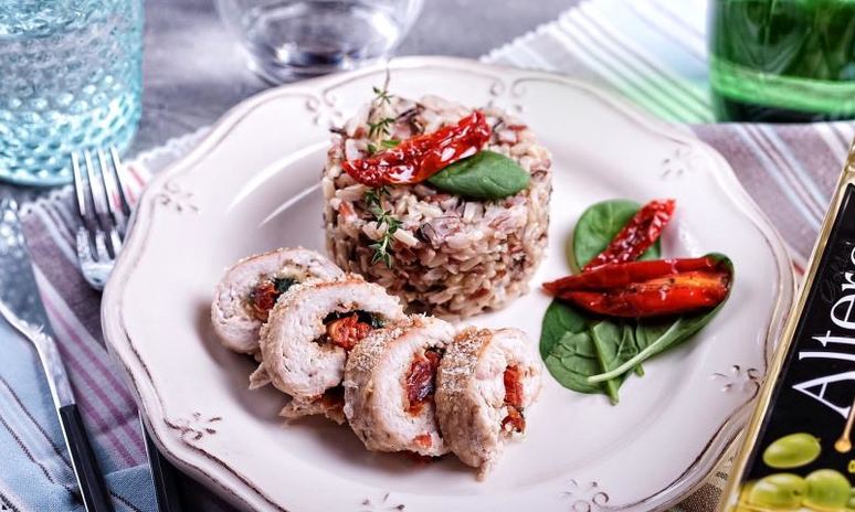 Рецепт рулетиков из куриного филе с сыром, шпинатом и вялеными томатами