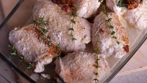 рулетики из куриного филе с сыром, шпинатом и вялеными томатами