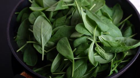 рулетики из куриного филе с сыром, шпинатом и вялеными томатами