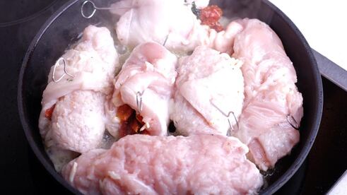 рулетики из куриного филе с сыром, шпинатом и вялеными томатами