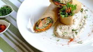 Рулетики с лососем и авокадо