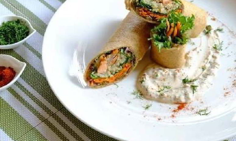 Рецепт рулетиков с лососем и авокадо