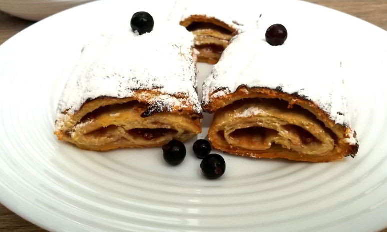 Рецепт сладкого рулета из слоеного теста