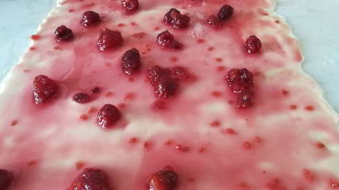 сладкий рулет из слоеного теста