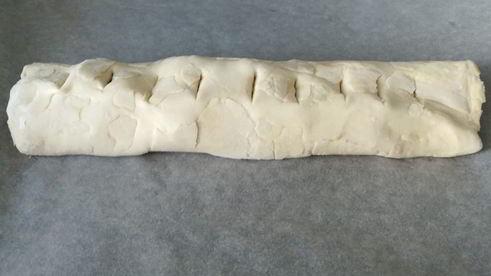 сладкий рулет из слоеного теста